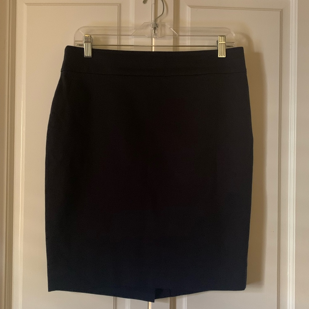 Ann Taylor navy blue women’s pencil skirt. Size 10P.